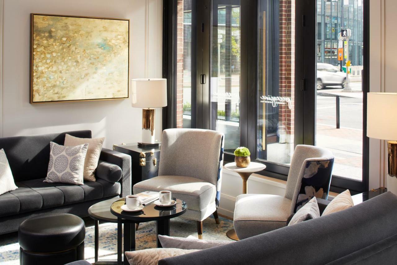 ザ ホイットニー ホテル ボストン エクステリア 写真 The living room of a model apartment at 100 East 57th Street