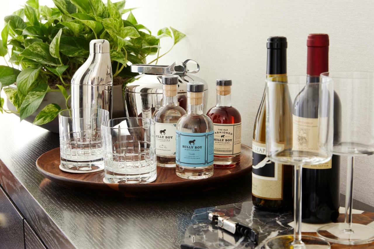 ザ ホイットニー ホテル ボストン エクステリア 写真 A bar cart with a selection of liquor and wine