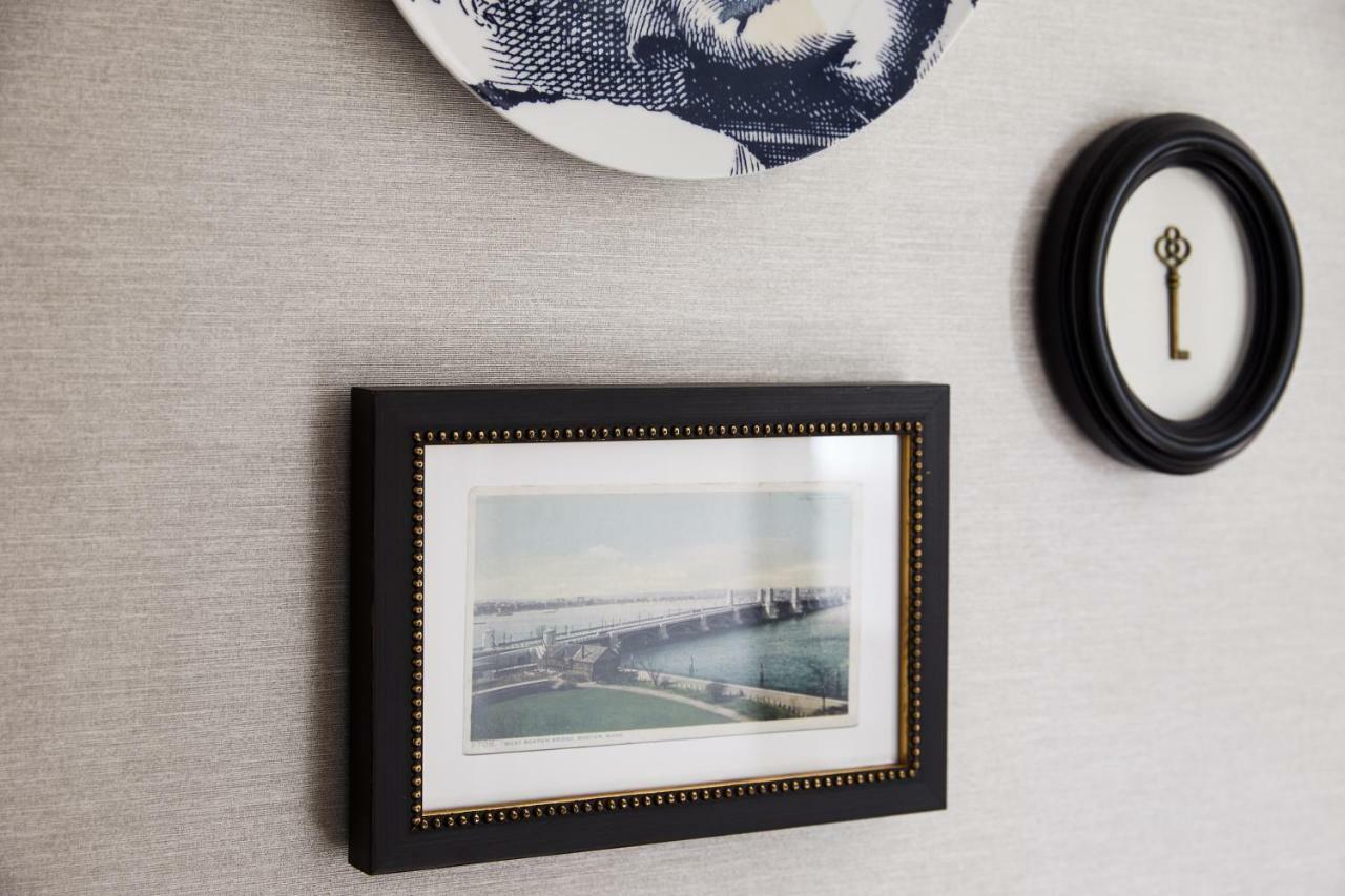 ザ ホイットニー ホテル ボストン エクステリア 写真 A photograph of the Golden Gate Bridge, framed and mounted on a wall