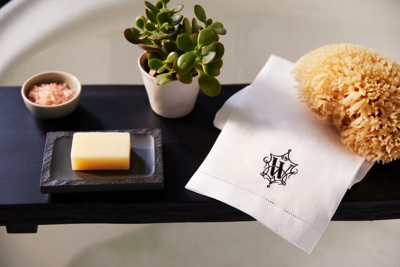 ザ ホイットニー ホテル ボストン エクステリア 写真 A folded guest towel