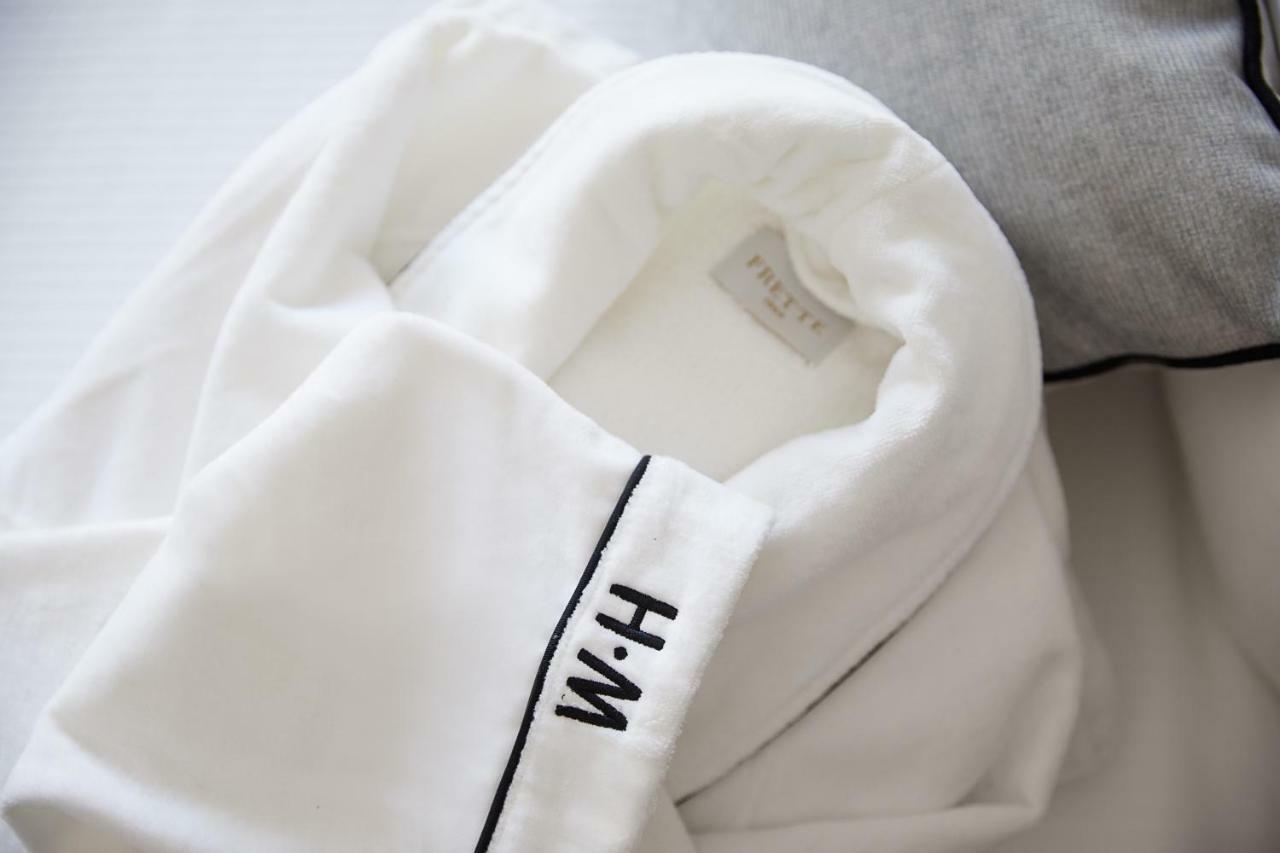 ザ ホイットニー ホテル ボストン エクステリア 写真 A white shirt with a monogram