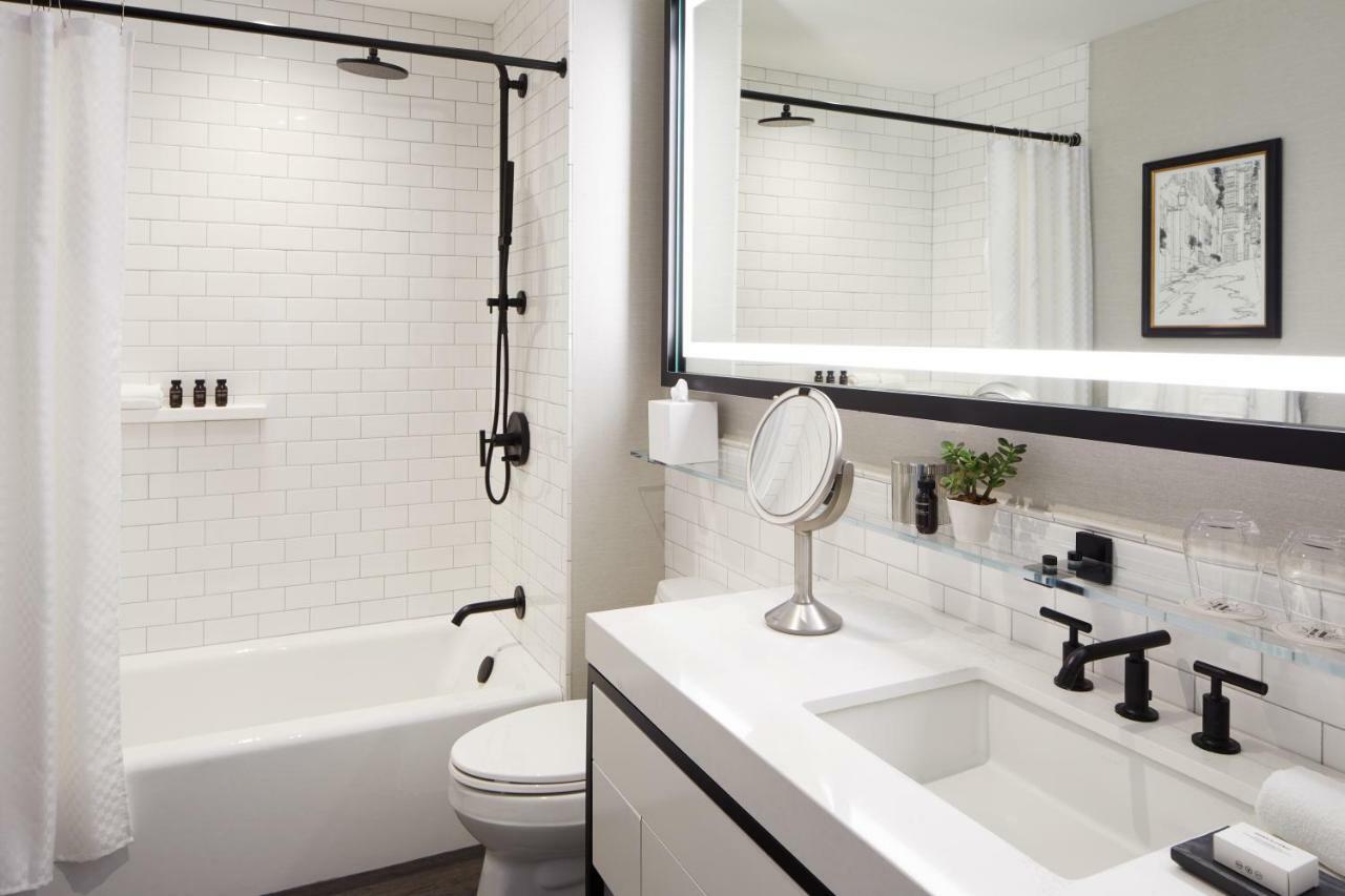 ザ ホイットニー ホテル ボストン エクステリア 写真 A bathroom with a shower curtain